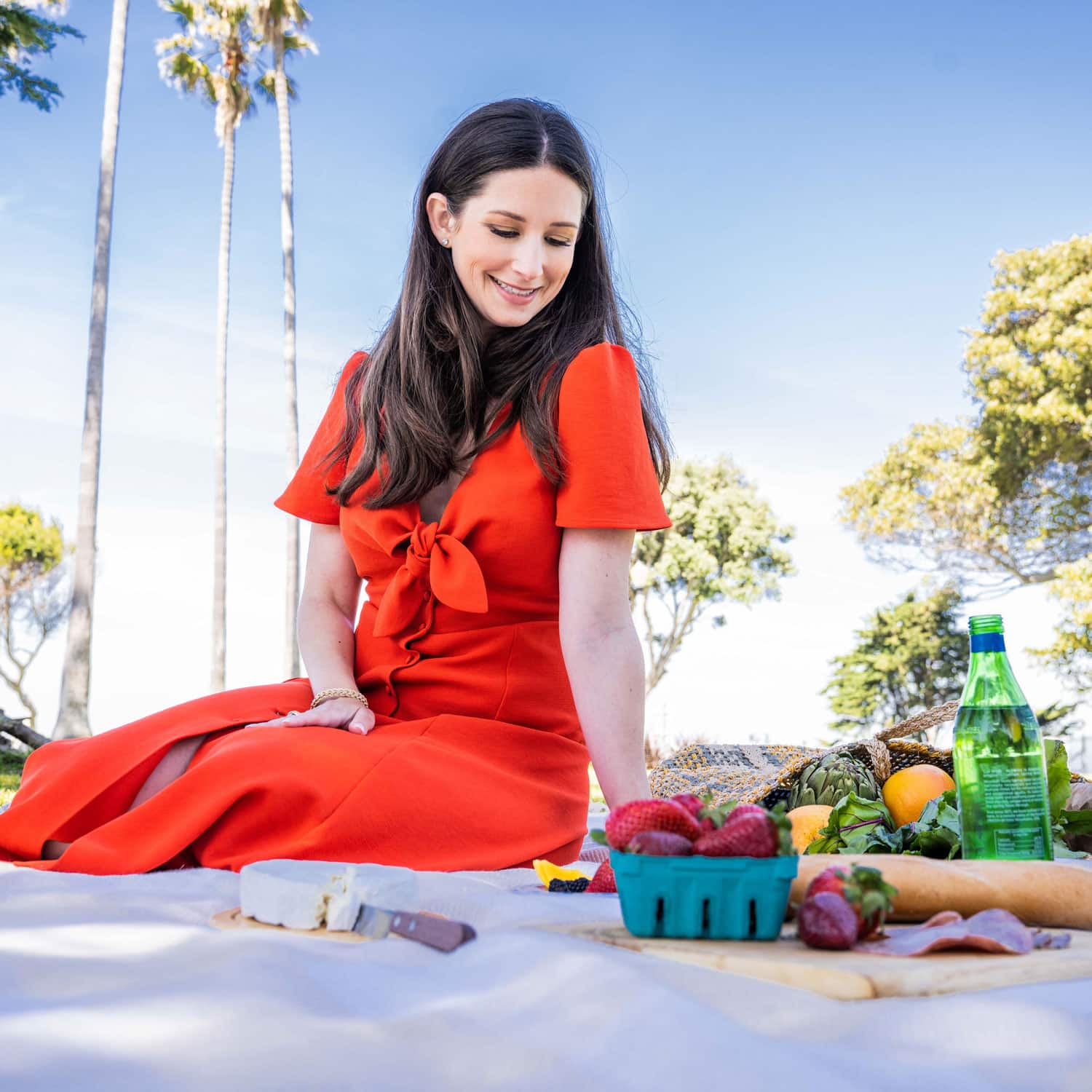 Emily Luxford, autoimmune, pediatric and food sensitivity dietitian, has a picnic with fruits, veggies, and cheeses in a California park