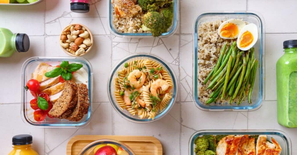 Various glass meal containers with low glycemic foods meal prepped in them, Low Glycemic Diet Benefits