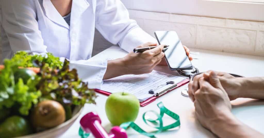 Dietitian at a table talking to a client, what does a registered dietitian do